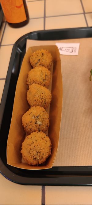 Bitterballen (kaas met spinazie) at Tastebuds in Antwerpen