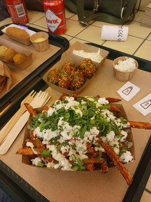 Loaded tahini fries at Tastebuds in Antwerpen