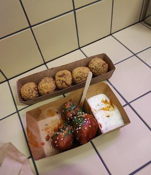 Califlower wings & bitterballen at Tastebuds in Antwerpen