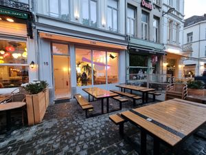 Large outdoor seating at Tastebuds in Antwerpen