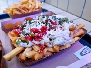 Loaded fries Basil at Tastebuds in Antwerpen