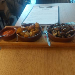 Patatas bravas, champignons  at Glücklich in Trier