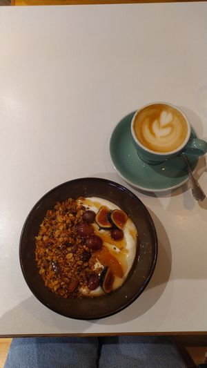 capuccino with oat milk (there were many options) and granola bowl with seasonal fruits (there were the alternative veg yogurt) at Diploid in Lyon