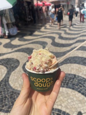 Passionfruit macaron  at Scoop 'n Dough in Cascais