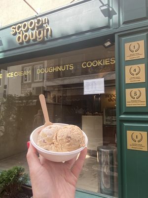 Pumpkin spice and cookies’n’cream  at Scoop 'n Dough in Cascais