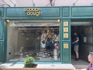 Storefront   at Scoop 'n Dough in Cascais