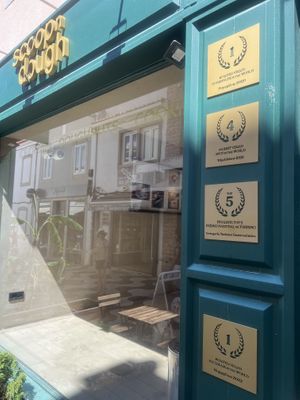 Outsidee  at Scoop 'n Dough in Cascais