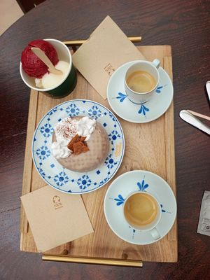 Banoffee doughnut, berry and lemon sorbet at Scoop 'n Dough in Cascais