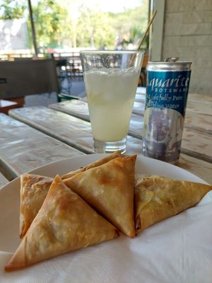 Lime Spritz (30 BWP) & Veg Samosas (á 15 BWP) at Dusty Donkey Cafe in Maun