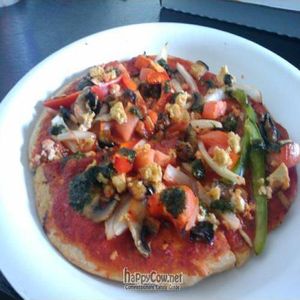 cheeseless vegan pizza at Veg Out in Haiku