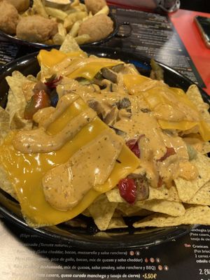 Nachos veggie: Nachos, verduras, queso veggie y salsa veggie   at Hamburguesería Crónicass in Ciudad Real