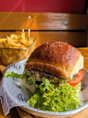 Hamburguesa porotos mung y espinaca at Monto Rojo in El Chalten