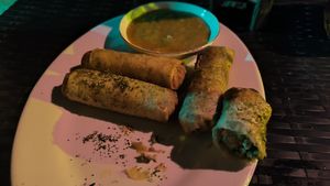 Springrolls, más cercanos a las samosas de ayer que a unos rollitos clasicos,  ya sean chinos o vietnamitas pero ricos. at Villa Potenciana Restaurant in Malapascua Island