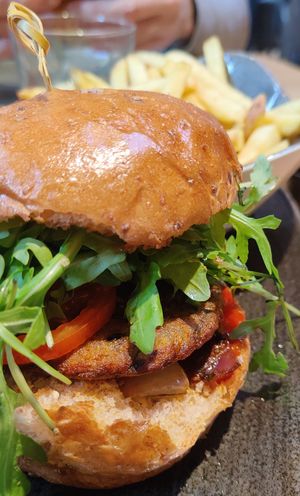 Bilbao : vegan high protein bun, zucchini patty, grilled vegetables, tomatoes, cucumber, garlic, rocket, ketchup. Super good! at Le Burger in Innsbruck