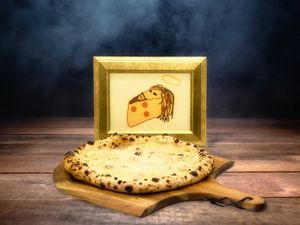 PERSONAL CHEESUS
Ingredients: white base, fior di latte mozzarella, taleggio cheese, parmesan cheese and freshly ground black pepper. at Pizzería Luca Brasi in Madrid