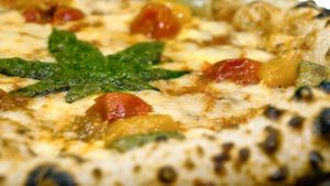 THREE LITTLE VEGS
Ingredients: San Marzano tomato, fior di latte mozzarella, green tomatillo, yellow datterino tomato, red datterino tomato and basil cream leaf.
*VEGAN OPTION* at Pizzería Luca Brasi in Madrid