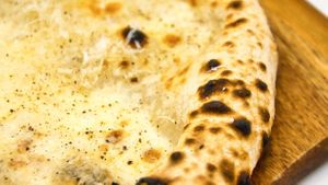 PERSONAL CHEESUS
Ingredients: white base, fior di latte mozzarella, taleggio cheese, parmesan cheese and freshly ground black pepper. at Pizzería Luca Brasi in Madrid