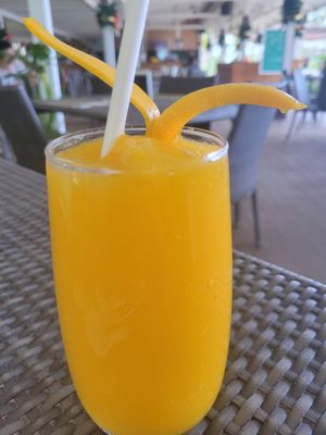 Mango smoothie at Sunmai Restaurant in El Nido
