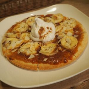 caramel banana pizza at Morpho Cafe in Kyoto