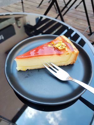 Strawberry Cheescake at hei.mat specialty coffee in Hannover