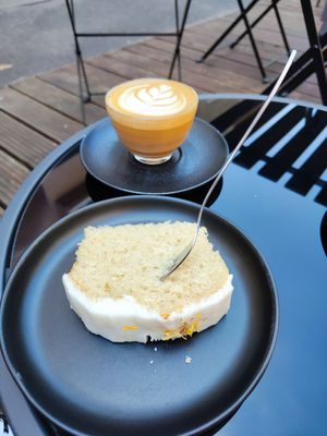 Lemon cake and Cortado with oatmilk at hei.mat specialty coffee in Hannover