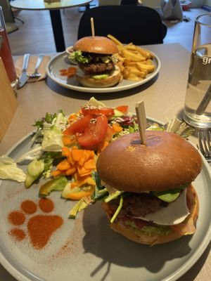 Beyond Burger (oben) & Gatto Burger (unten) 🌱  at Katzentempel - Bochum in Bochum