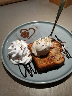Warmes Bananenbrot mit Eis und Sahne für 6,90 Euro at Katzentempel - Bochum in Bochum