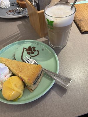 Schleckermäulchen (Mohncheezcake mit Mangoeis und Schlagcreme) + Latte Macchiato  at Katzentempel - Bochum in Bochum