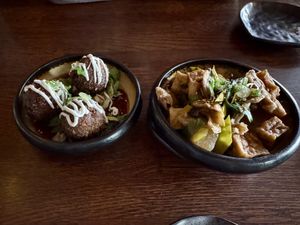 Links: KARAAGE Rechts: TOFU SUKIYAKI  at Iro Izakaya Vegan in Berlin