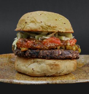 Esse é Real oficial! Hambúrguer de feijão preto (125g) com pão vegano, maionese de salsinha com assafétida, saborosa compota de pimenta cambuci, chutney de tomate com chia e erva-doce para dar o toque final. É um burguer ímpar! at Gunas Burguer in Sao Paulo