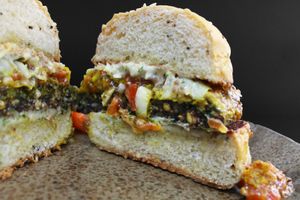 Olha as texturas do Massala, de dar água na boca! at Gunas Burguer in Sao Paulo