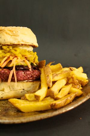 Suculento lanche Raja (385g) + porção de batata frita sequinha e crocante (150g) at Gunas Burguer in Sao Paulo