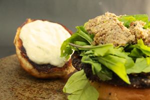 Incrível burguer de feijão preto (125g) com pão vegano levíssimo, maionese de salsinha, pasta de amendoim c/ maracujá, berinjela caramelizada com açúcar demerara e rúcula d at Gunas Burguer in Sao Paulo