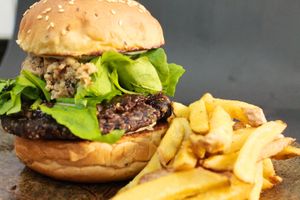 Incrível burguer de feijão preto (125g) com pão vegano, maionese de salsinha, pasta de amendoim com maracujá, berinjela caramelizada com açúcar demerara e rúcula da terra at Gunas Burguer in Sao Paulo