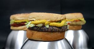 Gunas Pop com as três opções de hambúrguer para você escolher - feijão preto, grão de bico e lentilha com beterraba at Gunas Burguer in Sao Paulo