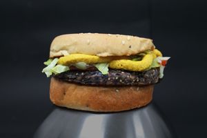 Gunas Pop com hambúrguer de feijão preto at Gunas Burguer in Sao Paulo