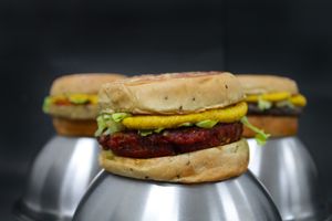 Gunas Pop com as três opções de hambúrguer para você escolher - feijão preto, grão de bico e lentilha com beterraba at Gunas Burguer in Sao Paulo