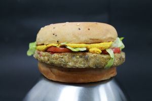 Gunas Pop com hambúrguer de grão de bico at Gunas Burguer in Sao Paulo