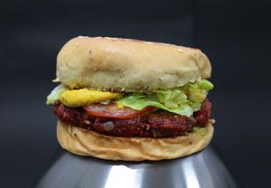 Gunas Pop com hambúrguer de lentilha com beterraba at Gunas Burguer in Sao Paulo