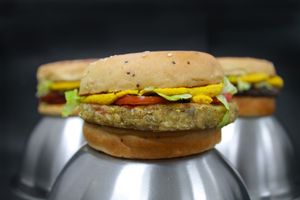 Gunas Pop com as três opções de hambúrguer para você escolher - feijão preto, grão de bico e lentilha com beterraba at Gunas Burguer in Sao Paulo