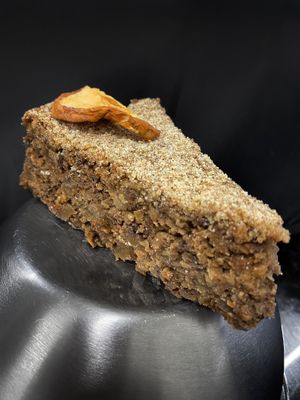 O bolo Nirvana te leva pra um estado pleno de plenitude e paz interior. Ele tem banana, maçã, nozes, aveia, canela, chia, chocolate meio amargo e açúcar mascavo.  at Gunas Burguer in Sao Paulo