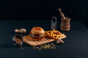 Incrível lanche Massala (385g) + porção de batata frita sequinha e crocante (150g)

-vegano-vegetariano -saudável -ayurveda -nutrição -saboroso at Gunas Burguer in Sao Paulo