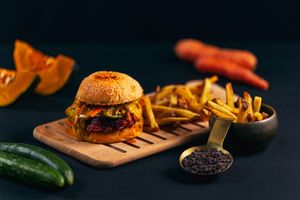 Suculento lanche Raja (385g) + porção de batata frita sequinha e crocante (150g)

-vegano-vegetariano -saudável -ayurveda -nutrição -saboroso at Gunas Burguer in Sao Paulo