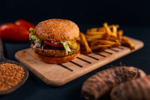 Saboroso lanche Sativic (385g) + porção de batata frita sequinha e crocante (150g) at Gunas Burguer in Sao Paulo