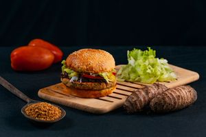 Nutritivo burguer de grão de bico (125g) com pão vegano leve e macio, maionese vegana de salsinha e assafétida, pasta de inhame com feno grego, alface americano, tomate  at Gunas Burguer in Sao Paulo
