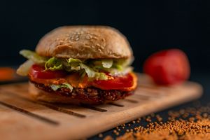 Pãozinho vegano macio, com maionese de salsinha, hambúrguer à sua escolha, pasta do sol (pasta de semente de gergelim c/açafrão da terra), alface americano e tomate at Gunas Burguer in Sao Paulo