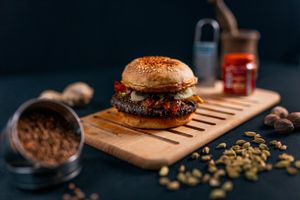 Burguer de feijão preto vegano com pão vegano, maionese de salsinha com assafétida, saborosa compota de pimenta cambuci, chutney de tomate com chia e erva-doce :) at Gunas Burguer in Sao Paulo