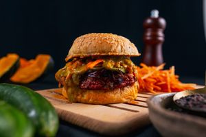 Burguer de lentilha c/beterraba, pão vegano levissímo, maionese de salsinha e assafétida, pasta de abóbora c/sal negro, cenoura ralada, pepino japonês e repolho roxo carameliz at Gunas Burguer in Sao Paulo