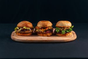 Os lanches Tamas, Raja e Sativic numa explosão de sabores!

-vegano-vegetariano -saudável -ayurveda -nutrição -saboroso at Gunas Burguer in Sao Paulo