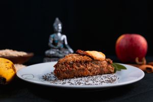 O Nirvana vai te levar p/um estado de plenitude e paz interior. Sua centelha divina tem banana, maçã, nozes, aveia, canela, chia, chocolate meio amargo e açúcar mascavo  at Gunas Burguer in Sao Paulo
